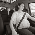 Jste-li těhotná, vždy se v autě správně připoutejte