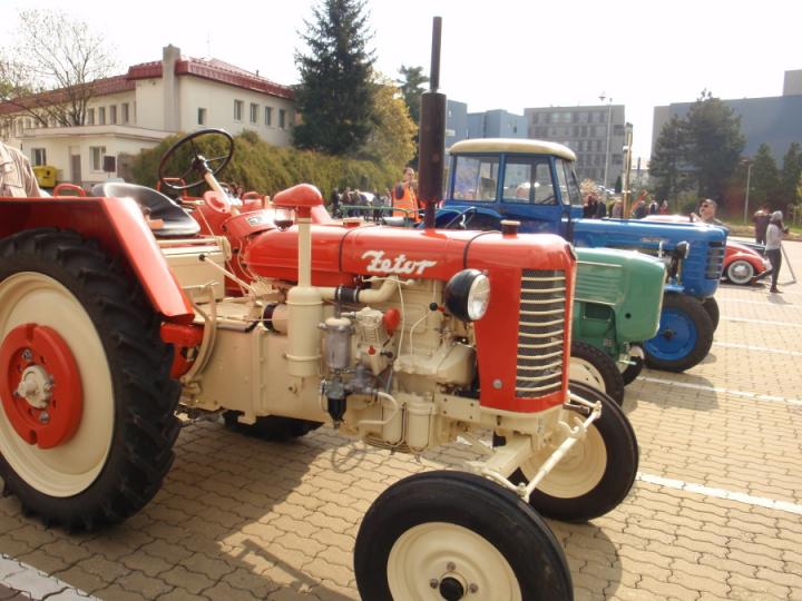 Červený traktor.JPG
