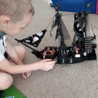 Stavba Pirátská loď 4