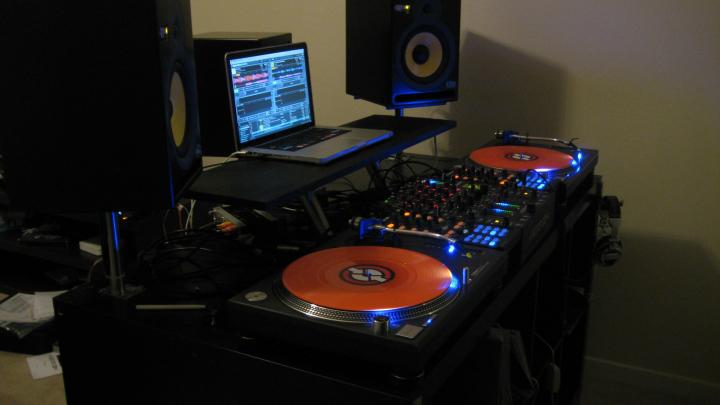 dark-setup-and-orange-vinyl-136.jpg
