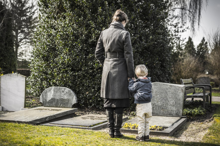Jak dětem citlivě vysvětlit smrt?