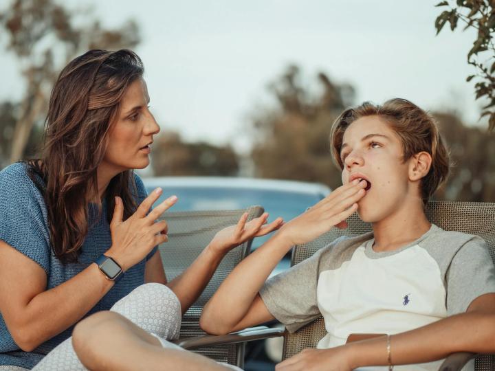 Jak mluvit s teenagerem, aby vás skutečně poslouchal