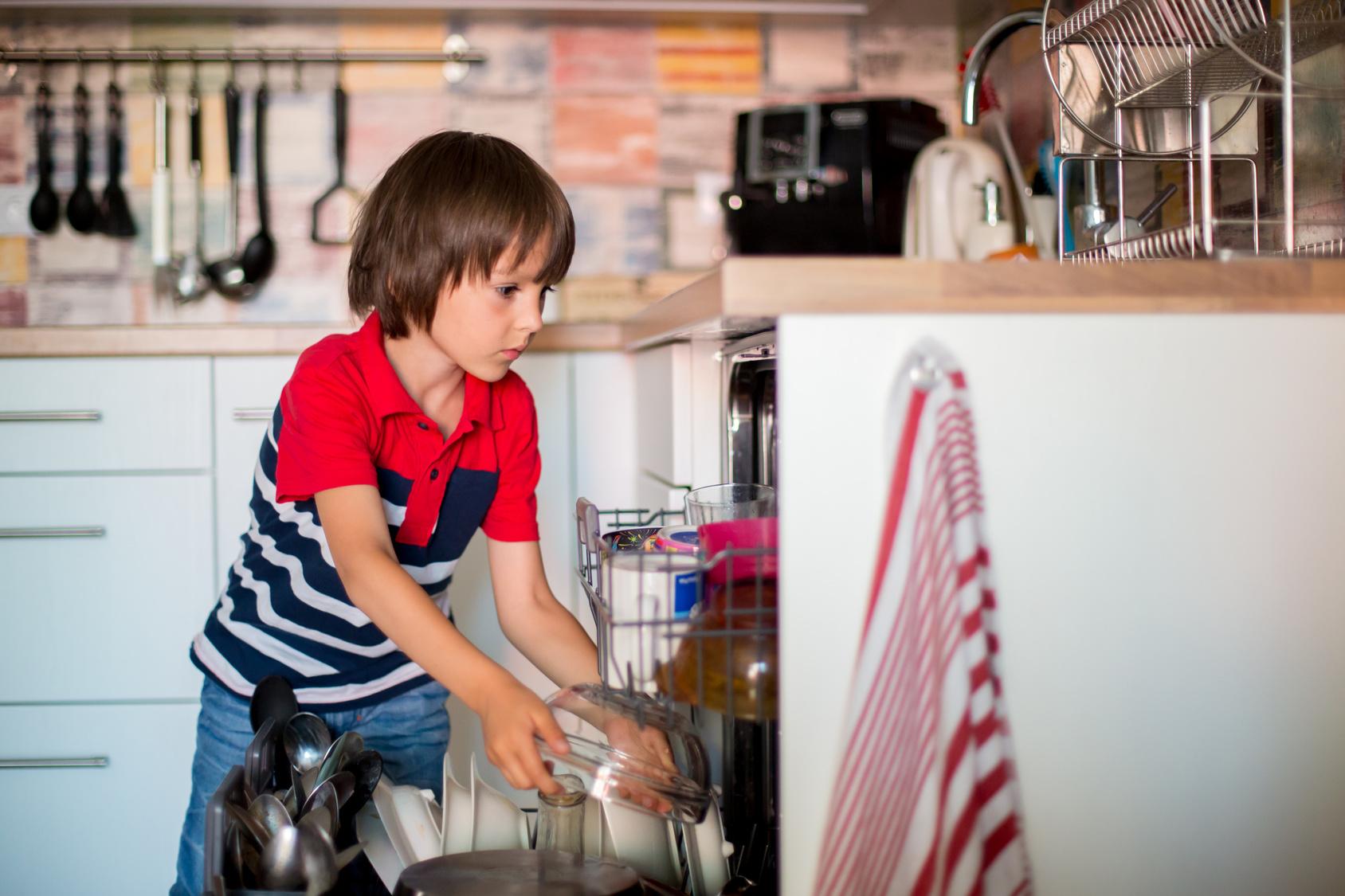 Мальчик моет посуду. Помогать маме по дому. Мальчик помогает маме. Подросток помогает маме. Мальчик помогает маме фото.