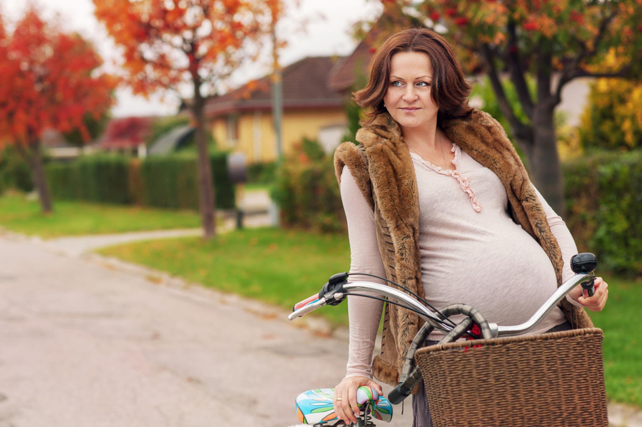 Ездить на велосипеде беременной. Велосипед для беременных. Прогулка беременной женщины.