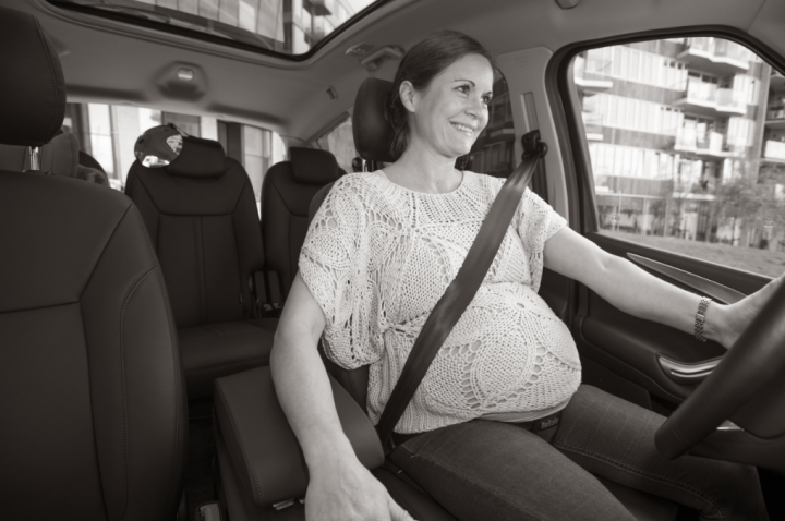 Jak se správně připoutat v autě v těhotenství