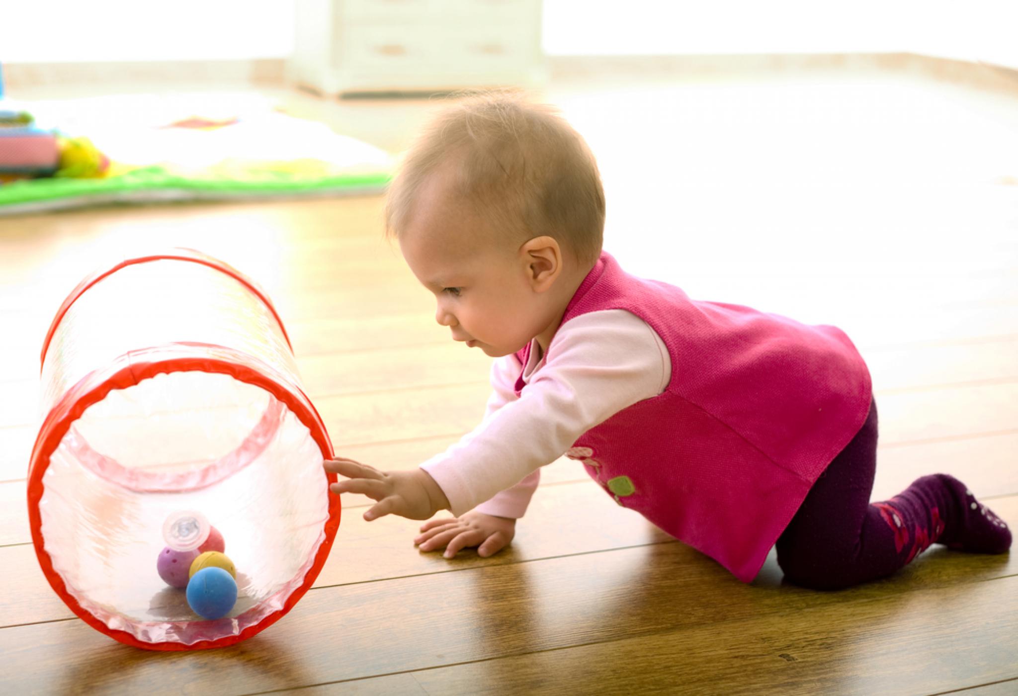 Игры в месяц с малышом. Мяч для детей. Игрушки для физического развития. Игрушки для раннего возраста. Ребенок ползает.