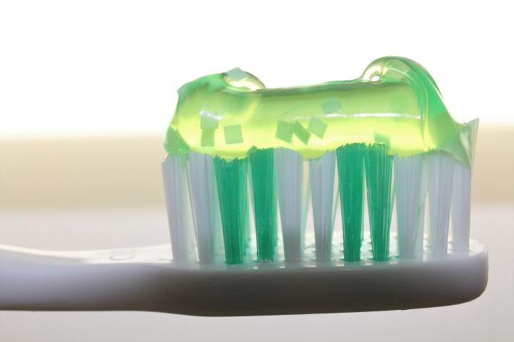 Vliv fluoridových past na zuby a jiné metody čištění zubů