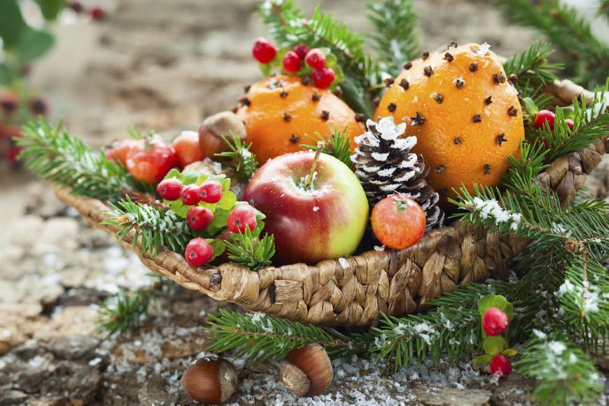 Фрукты нового года. Новогодний мандарин.. Зимние фрукты. Ягоды на новогоднем столе. Мандарины новый год.