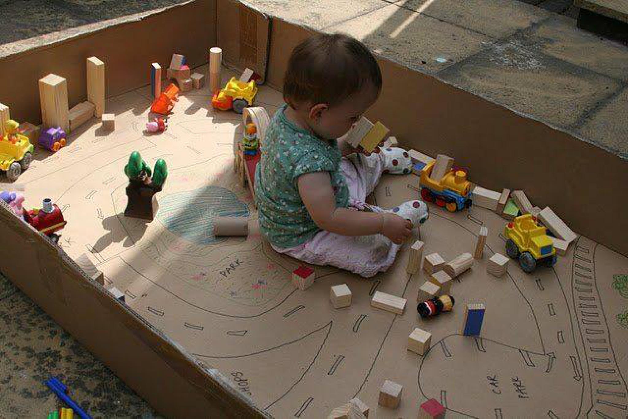 Можно собирать игрушки. Игрушки из картона для детей. Развлечения для детей своими руками. Поделки из картонных коробок своими руками. Идеи из картона для детей.