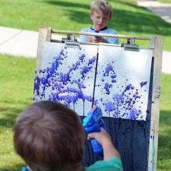 Letní-tvořivá-aktivita-pro-děti-malování-vodními-pistolkami.jpg