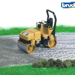 Bruder CAT válcovací stroj při pokládání asfaltu 1:16