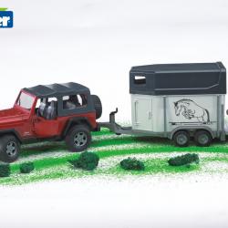 Bruder Jeep Wrangler s přívěsem pro přepravu koní včetně 1 koně 1:16