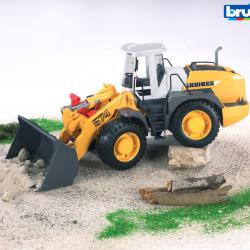 Bruder Liebherr traktor s radlicí na úklid silnic 1:16