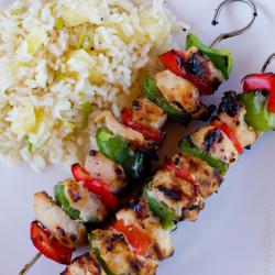 Barevný kebab s vařenou rýží