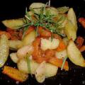 Česnekové pečené brambory s mrkví a rozmarýnem