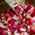 Ovocná salsa se skořicovými chipsy