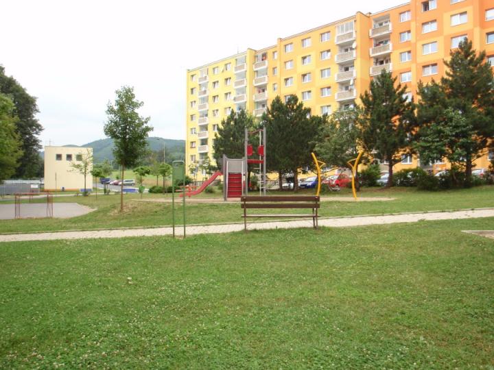 Hřiště mezi Družstevní a Dlouhou ulicí Klášterec.JPG