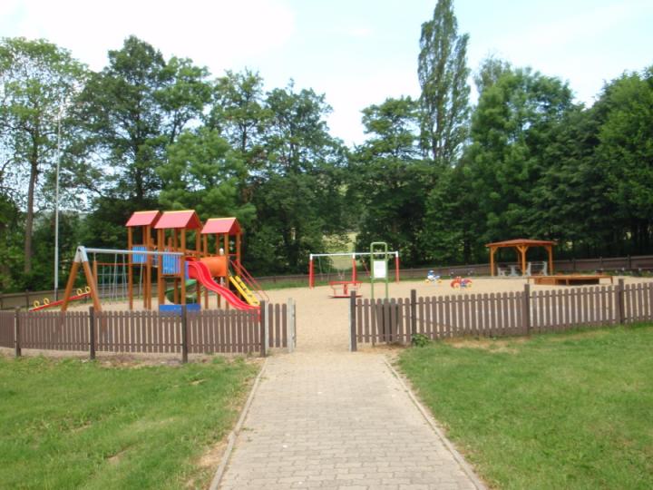 Hřiště Dlouhá Klášterec.JPG