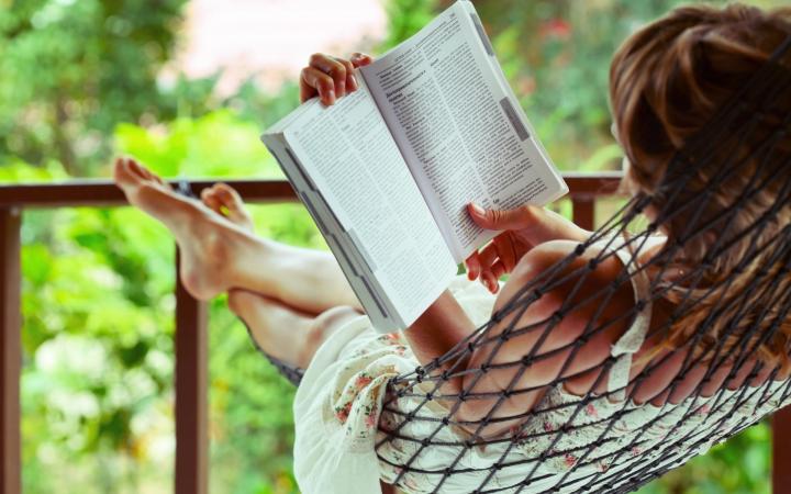 Hot-woman-reading-book.jpg