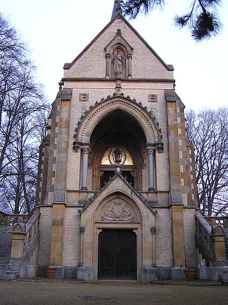 450px-Nové_Hrady,_hrobka.JPG