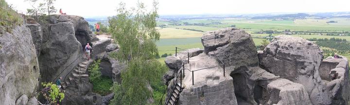 1200px-Drábské_světničky_(25)-Drábské_světničky_(27).jpg