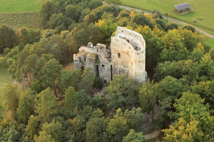 1200px-Hrad_Valečov,_letecký_snímek.jpg