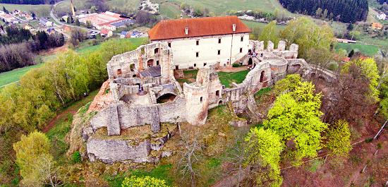 Hrad Pecka.jpg
